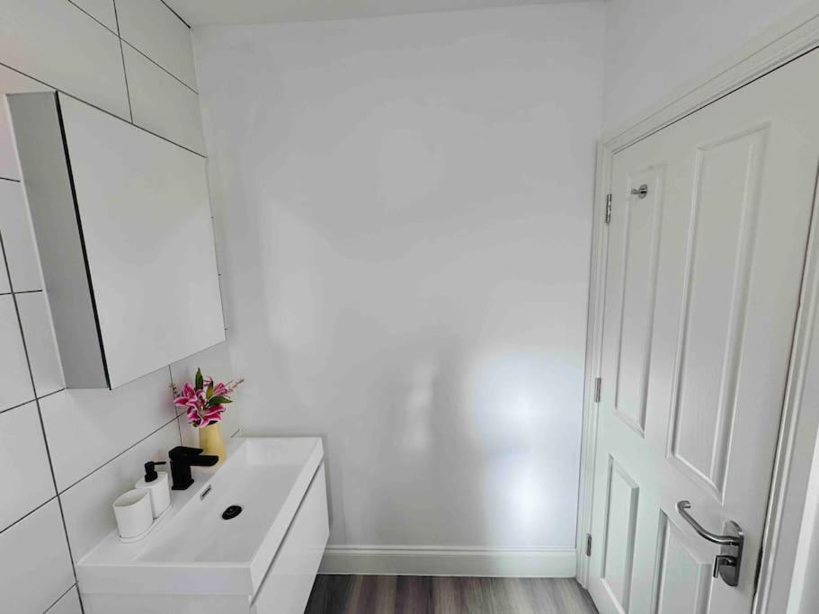 Cosy 1-Bed Flat 30Min To Central London & Parking Buitenkant foto