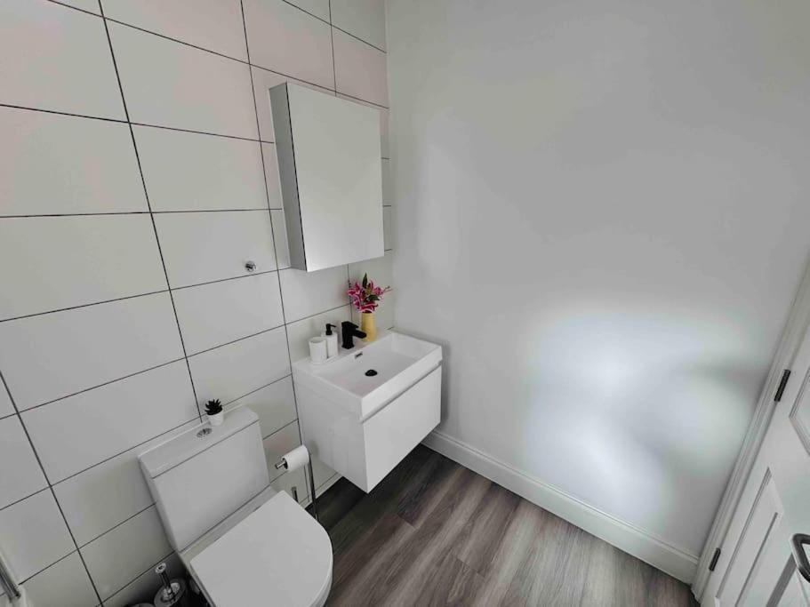Cosy 1-Bed Flat 30Min To Central London & Parking Buitenkant foto