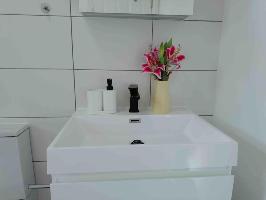 Cosy 1-Bed Flat 30Min To Central London & Parking Buitenkant foto
