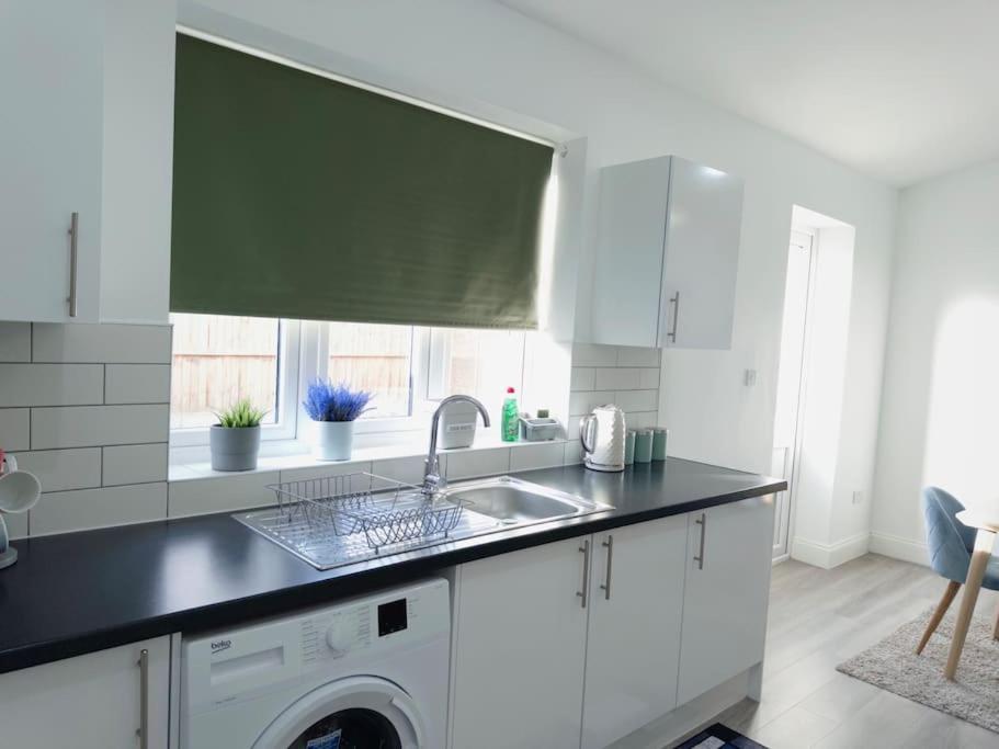 Cosy 1-Bed Flat 30Min To Central London & Parking Buitenkant foto