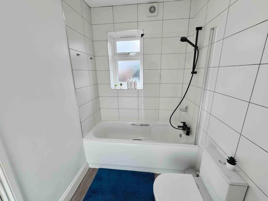 Cosy 1-Bed Flat 30Min To Central London & Parking Buitenkant foto