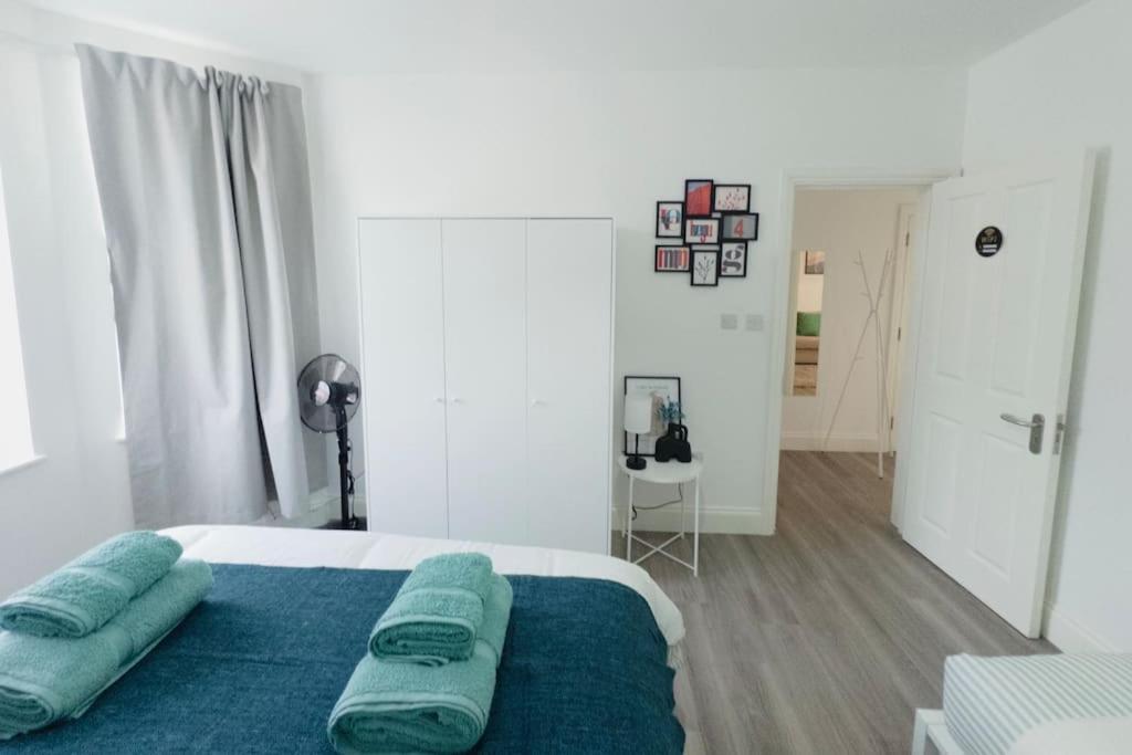 Cosy 1-Bed Flat 30Min To Central London & Parking Buitenkant foto