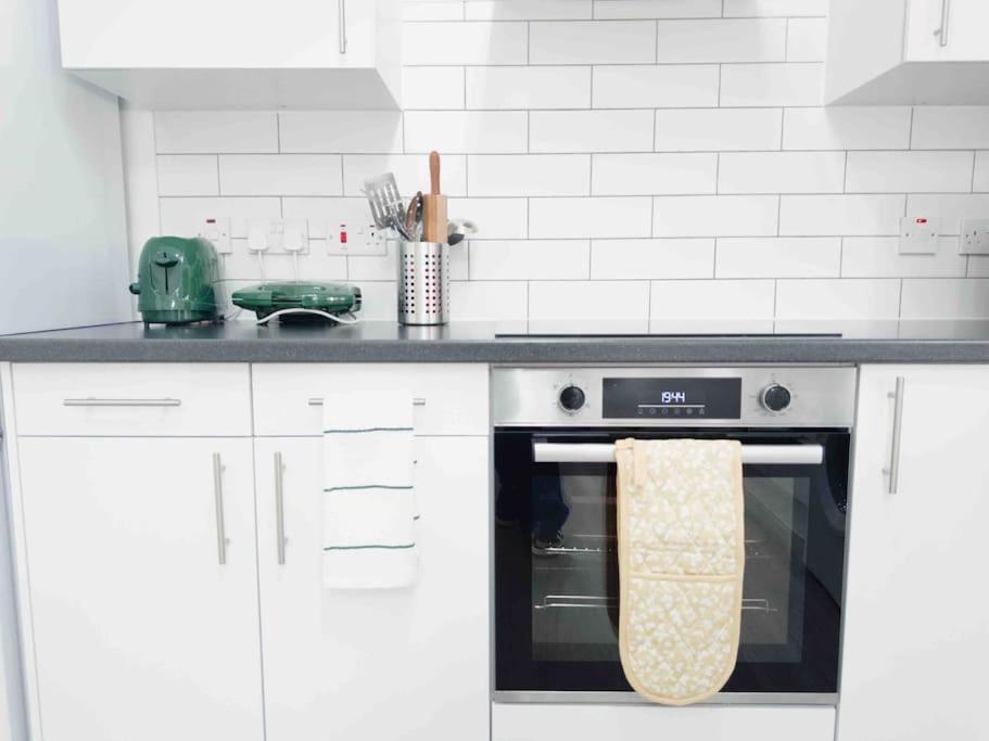 Cosy 1-Bed Flat 30Min To Central London & Parking Buitenkant foto