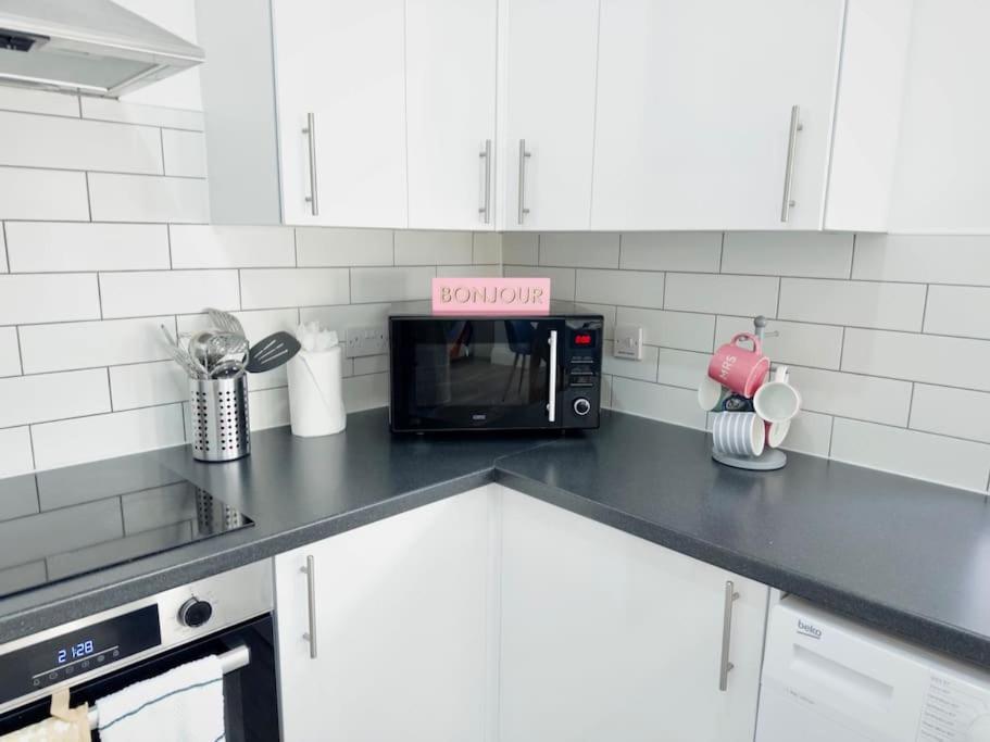 Cosy 1-Bed Flat 30Min To Central London & Parking Buitenkant foto