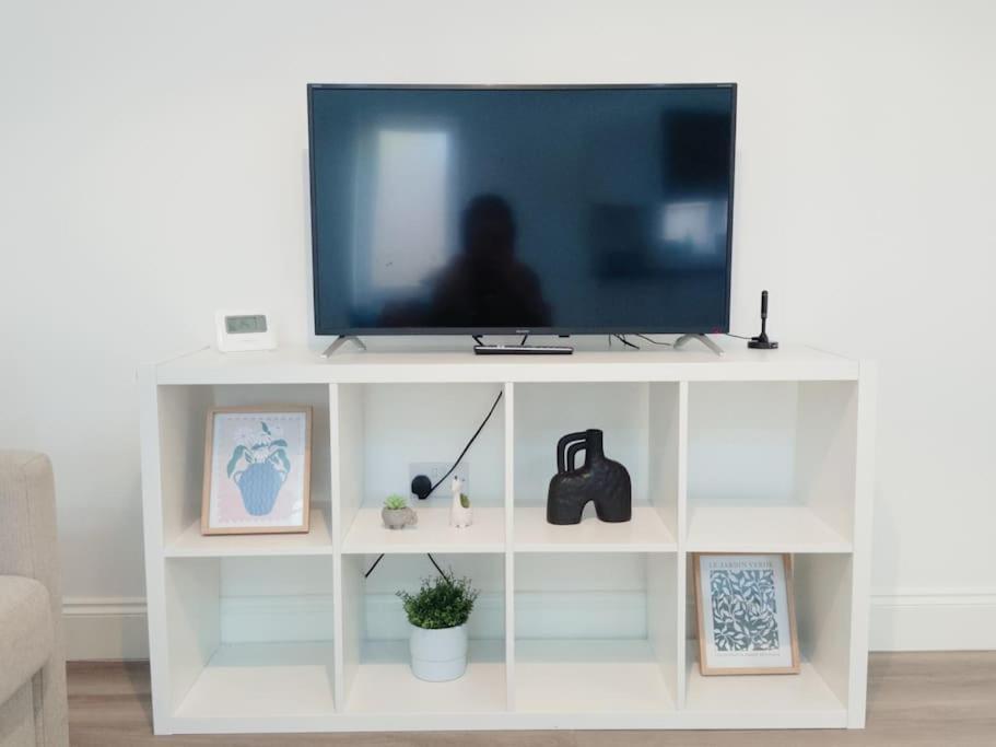 Cosy 1-Bed Flat 30Min To Central London & Parking Buitenkant foto